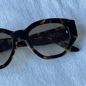GENTLE MONSTER | Accessories | Dezi Charge It Sunglasses In  display picture 3